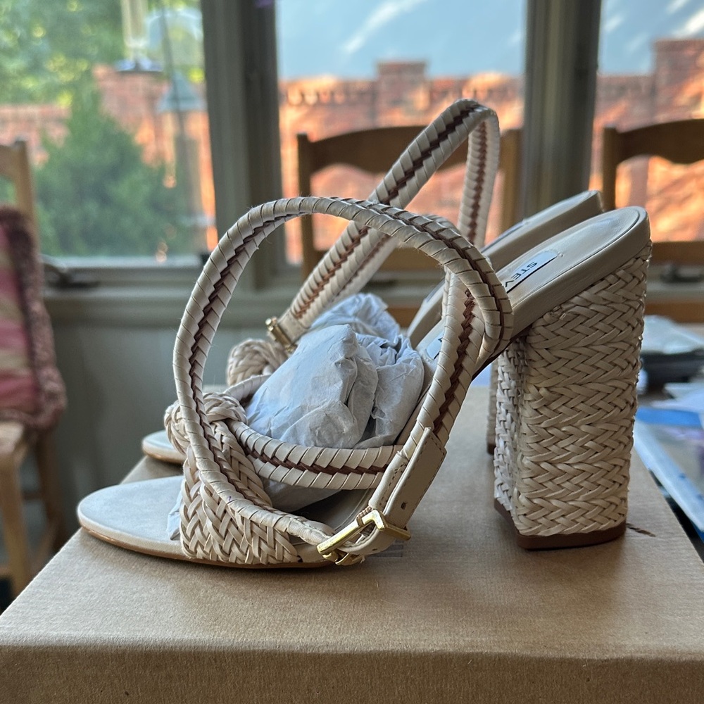 Steve Madden Malou Cream Block Heel Sandals - Size 7.5 - LIKE NEW - worn twice!